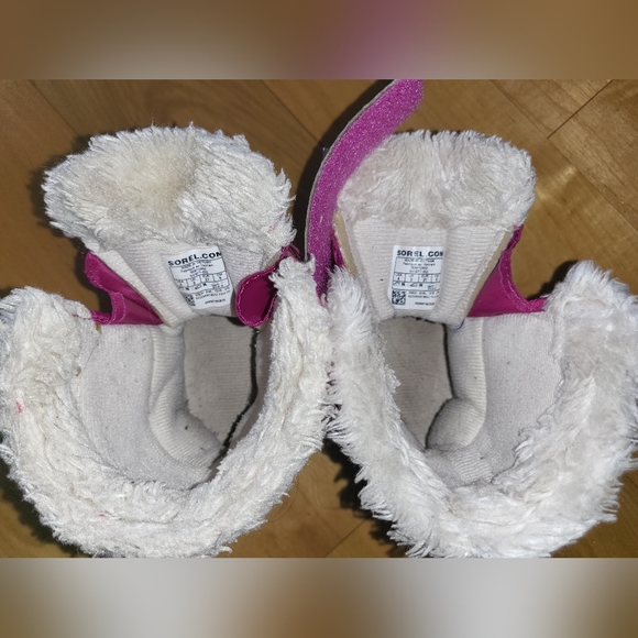 Girls Toddler Sorel Boots, Size 4 - Picture 10 of 11